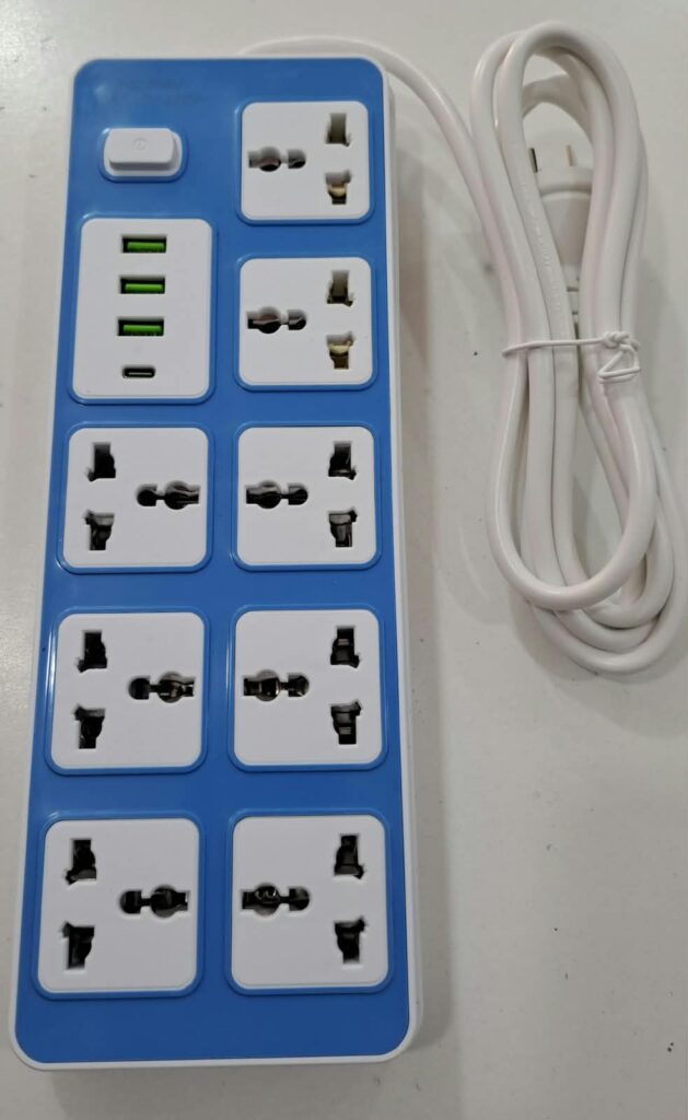ZAPATILLACON LLAVE 8 ENCHUFE 3 USB Y UN PUERTO C PATA OBLICUAS 10 A
